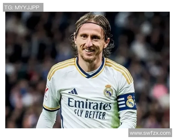 7号足球明星戴发带的时尚风潮与球场表现的完美结合